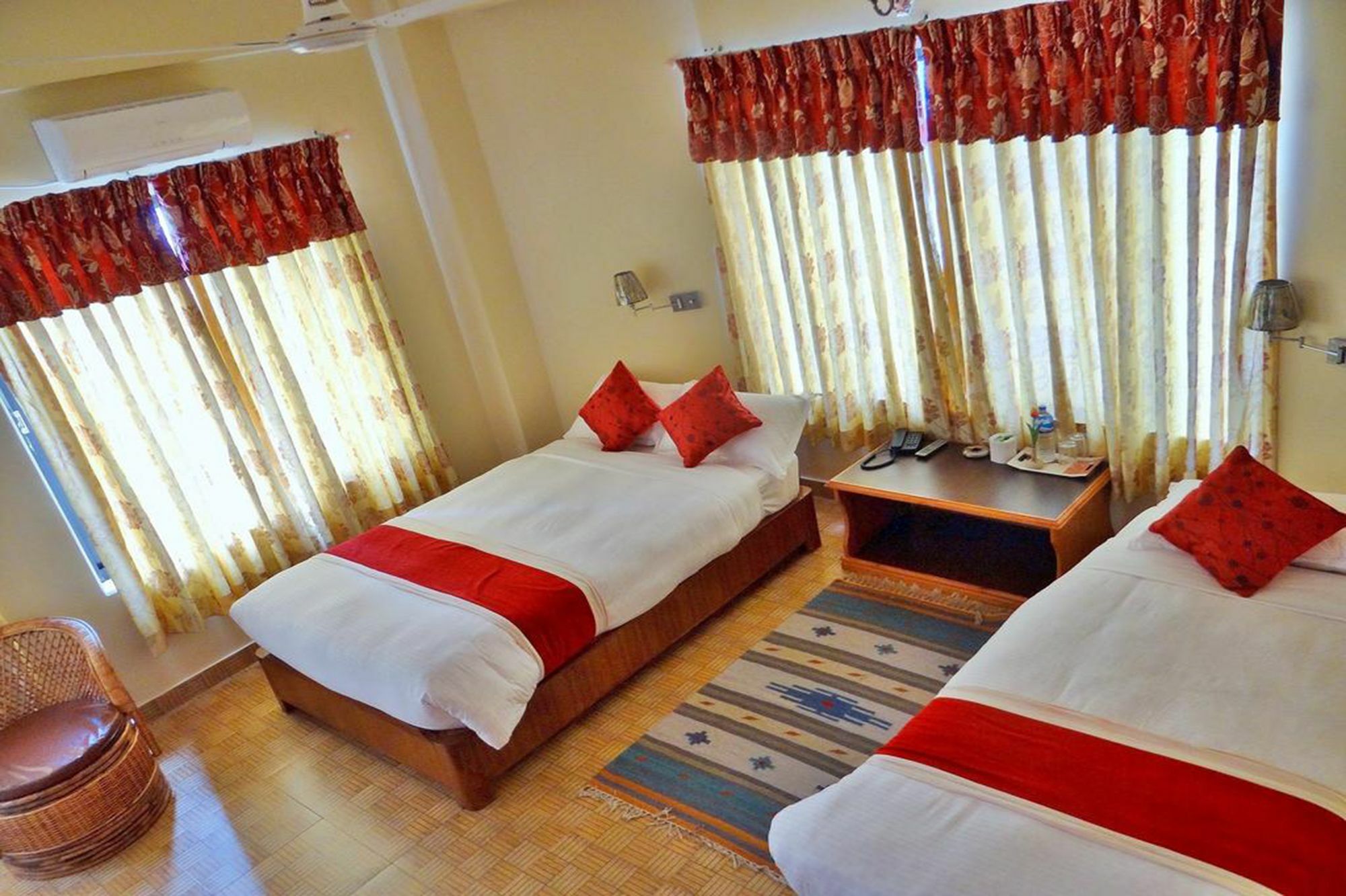 Silver Sky Hotel โพคารา ภายนอก รูปภาพ